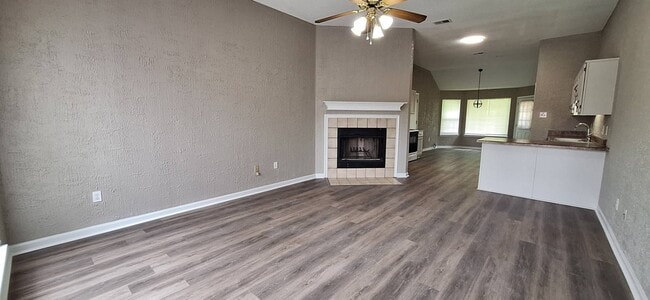 Building Photo - Beautifully Renovated 3-bedroom 2 bath hom...