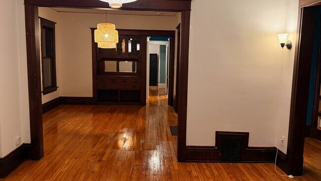 Foto del edificio - 2449 Harriet Ave