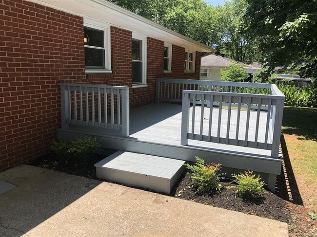 Building Photo - AVAILABLE JULY 15TH.  3 BEDROOM 1 1/2 BATH...
