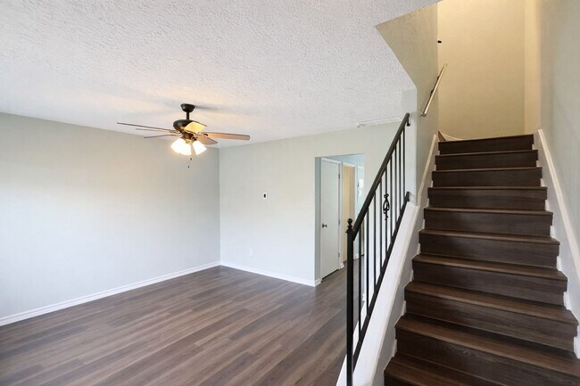 Foto del edificio - Stylish 2-Bedroom Townhome with Terrace & Resort-Style Amenities in Grand Prairie