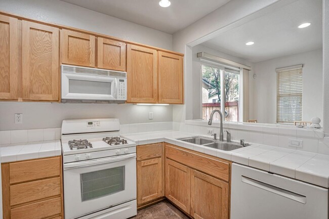 Building Photo - 1658 Glenmore Dr
