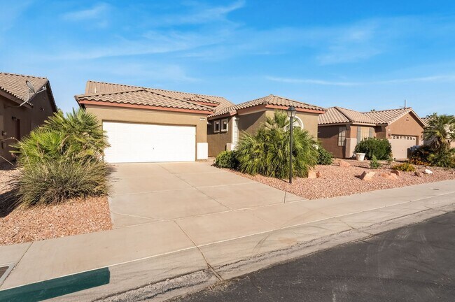 Building Photo - Golf Course Home Available!