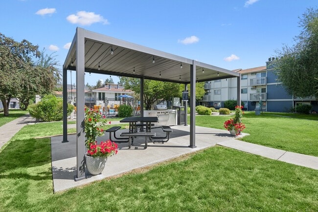 Building Photo - Peaks at Meadow Ridge