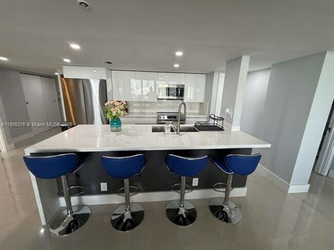 Foto del edificio - 1717 N Bayshore Dr