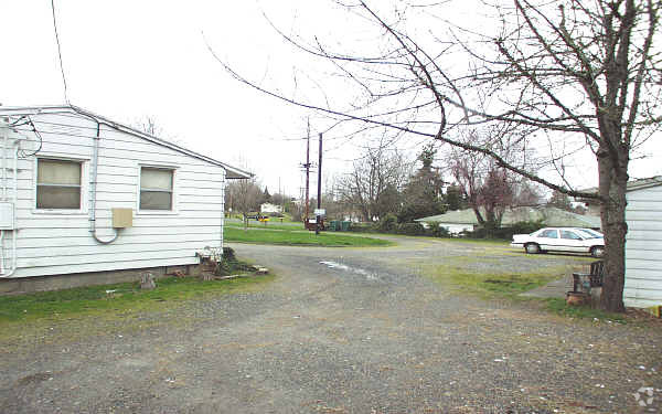 Building Photo - 2600 SE Orient Dr