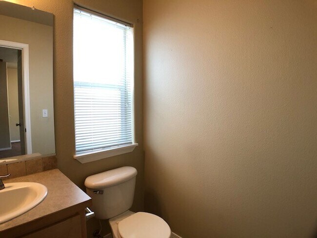 Building Photo - Lovely 3 Bedroom Home near the Max Line in...