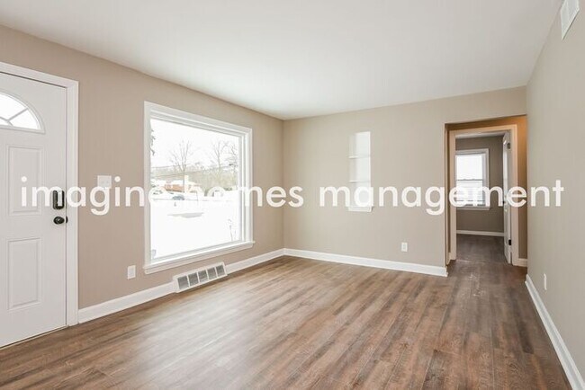 Building Photo - 3 Bedroom Home in Mayfield Heights. Washer...