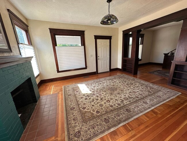 Building Photo - 4 Bedroom Home Just Outside Of Albany With Plenty Of Parking.