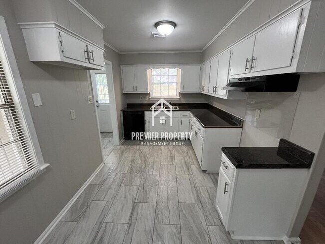 Building Photo - 3191 Beauchamp - Available Now!