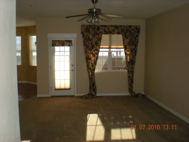 Building Photo - Beautiful 3 Bedroom 2 Bathroom House with ...
