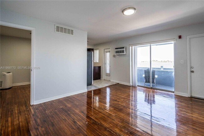 Foto del edificio - 7931 East Dr