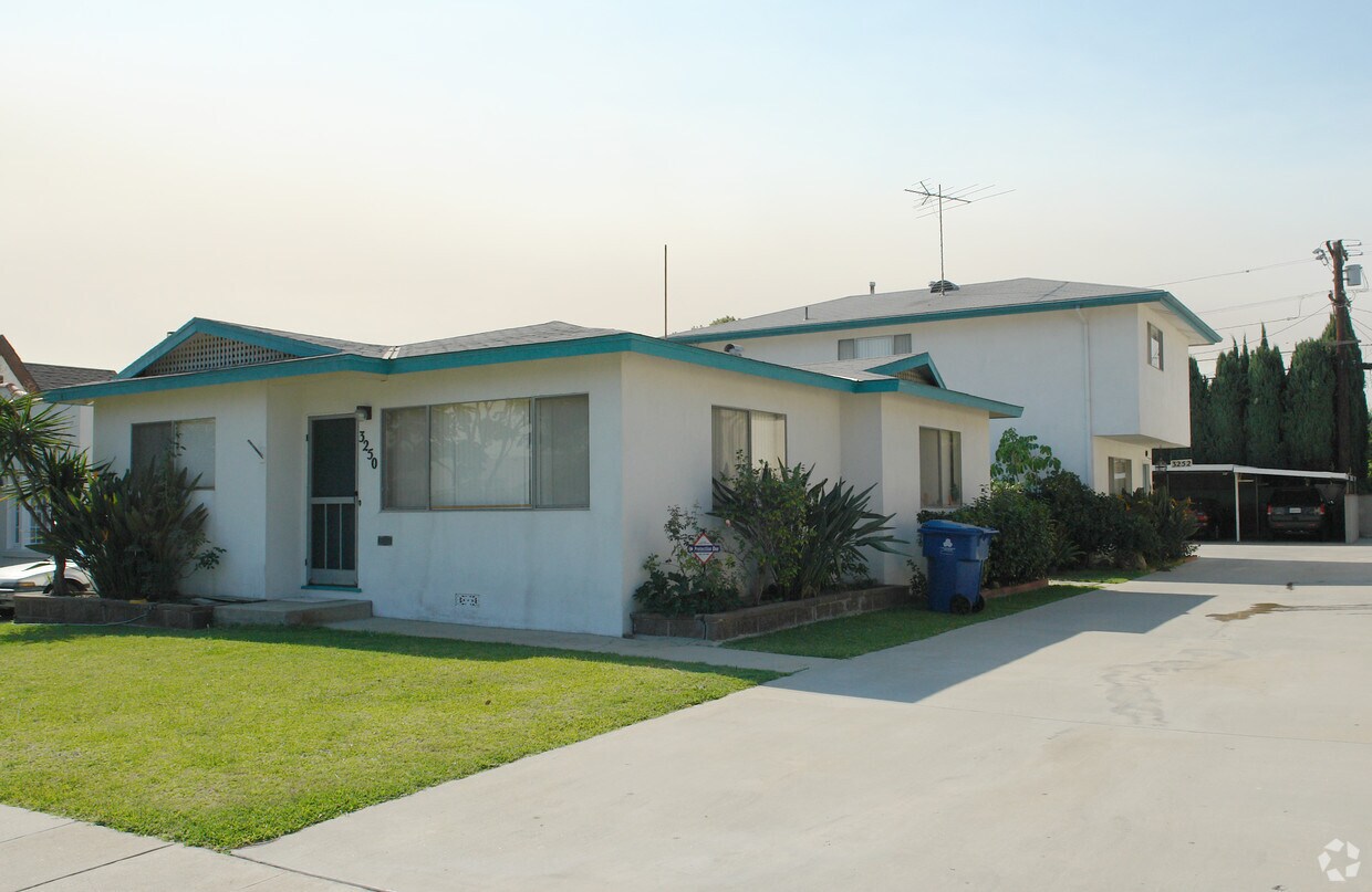 Foto del edificio - 3250-3252 Larga Ave