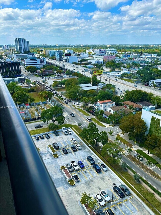 Foto del edificio - 600 NE 36th St