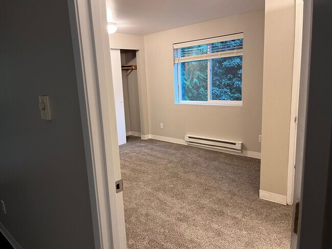 Foto del edificio - Beautiful Forest Views From The Top Floor and a Great Deal!! $900 Off Your First Full Month!