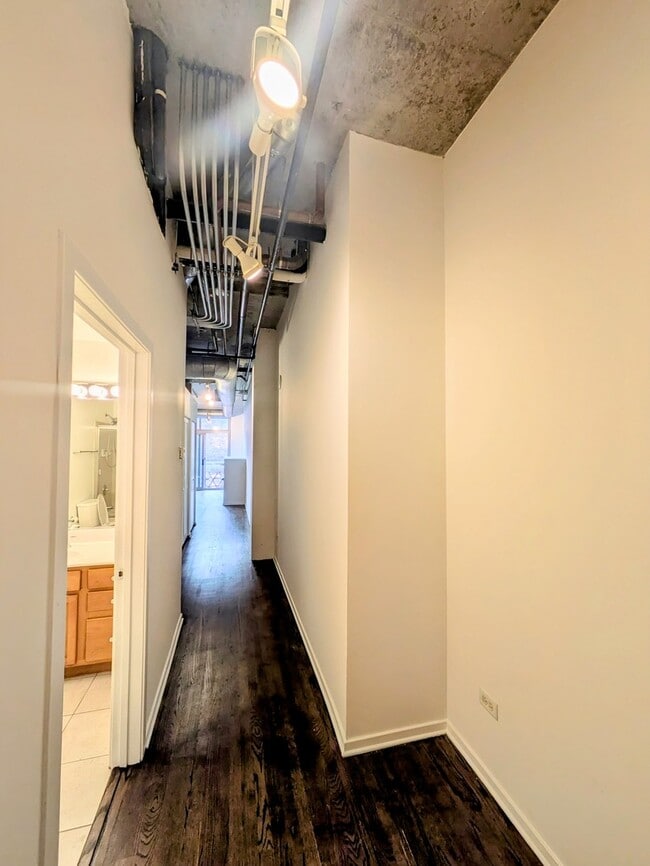 Building Photo - 933 W Van Buren St