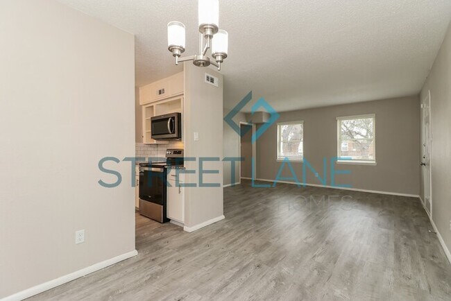 Building Photo - REDUCED!