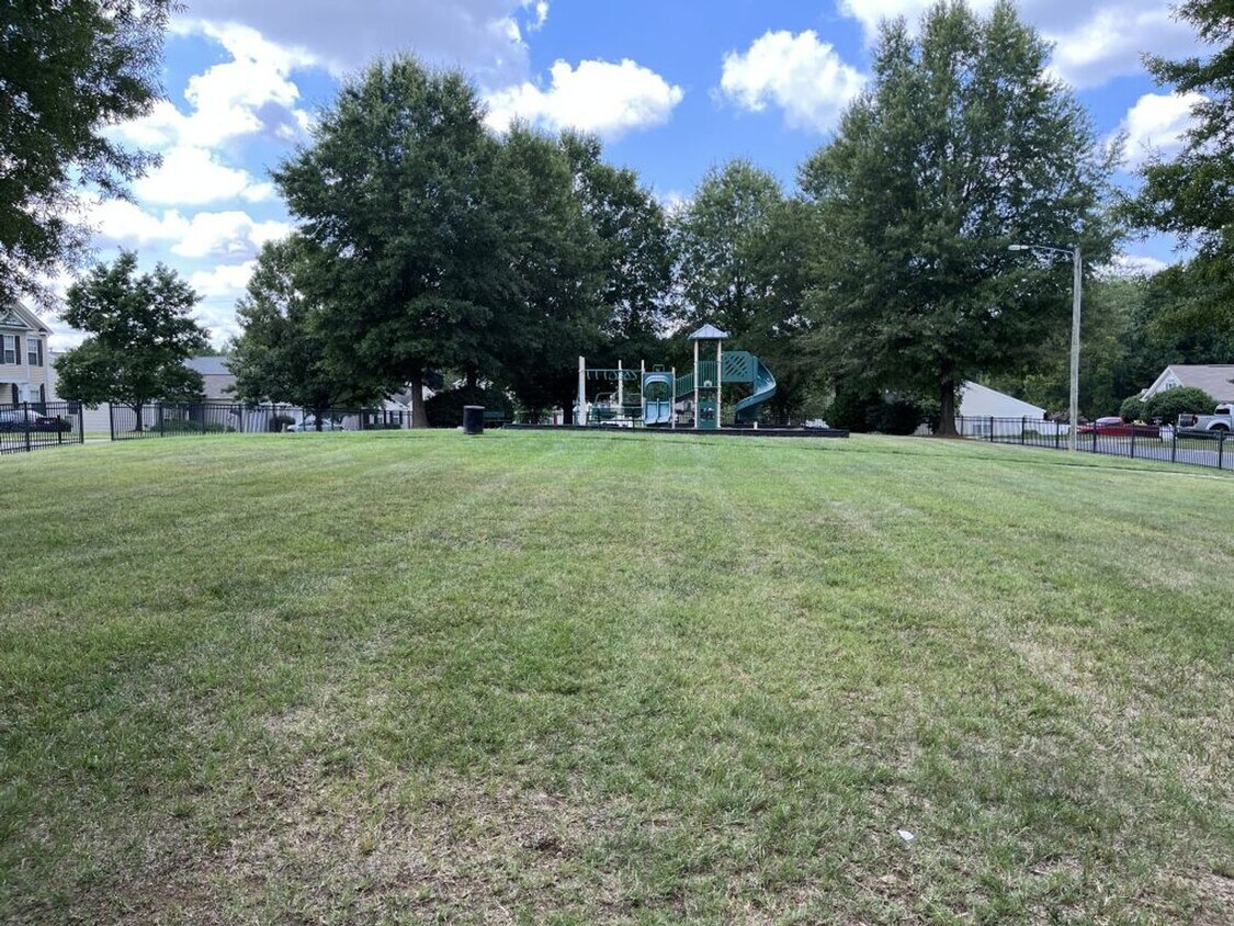 Foto principal - Updated 3 Bedroom, 2 Bath Ranch in NW Char...