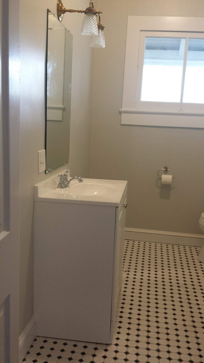 bathroom - 821 Eleonore St