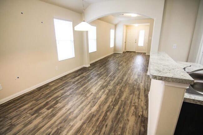 Foto del edificio - 5447 Plantation Forest Dr