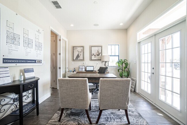 Foto del edificio - 3/2.5 Beautiful Model Townhome with Screened Courtyard & 2 Car Garage