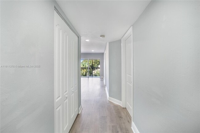 Building Photo - 13707 Kendale Lakes Cir
