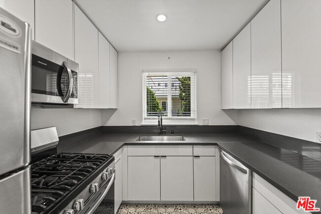 Building Photo - 943 2nd St