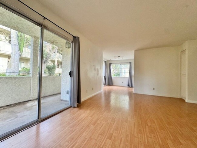 Foto del edificio - Cozy Calabasas Gated Community Condo