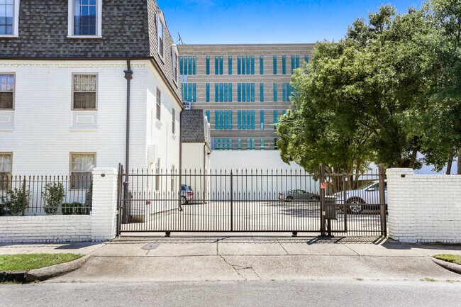 Building Photo - 1532 Saint Andrew St