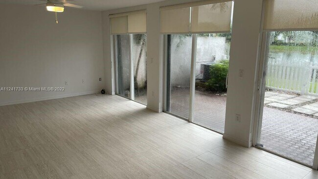 Foto del edificio - 10966 NW 62nd Ter   Doral Fl 33178