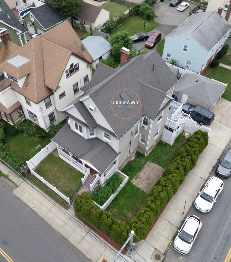 Foto del edificio - 183 Roberts Ave