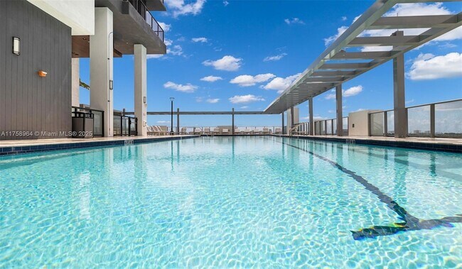 Foto del edificio - 555 NE 8th St