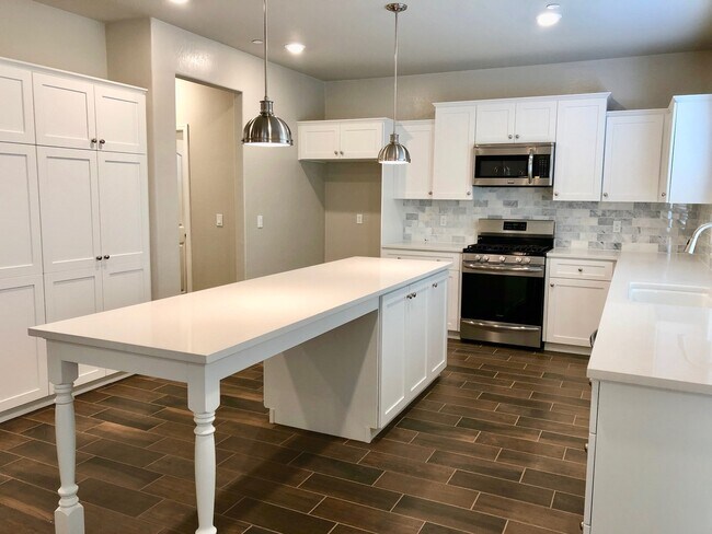 Foto del edificio - COMING SOON! $2,600 Shaw & Leonard, 4 Bedr...