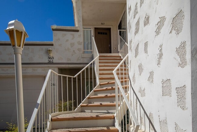 Foto del edificio - Sought after 2 bedroom 2 bath upstairs con...