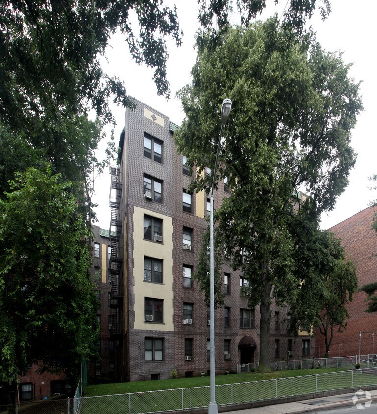 Foto del edificio - 83-26 Lefferts Blvd