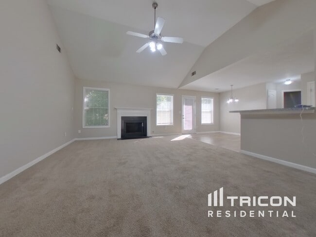 Foto del edificio - 4650 Camelot Dr