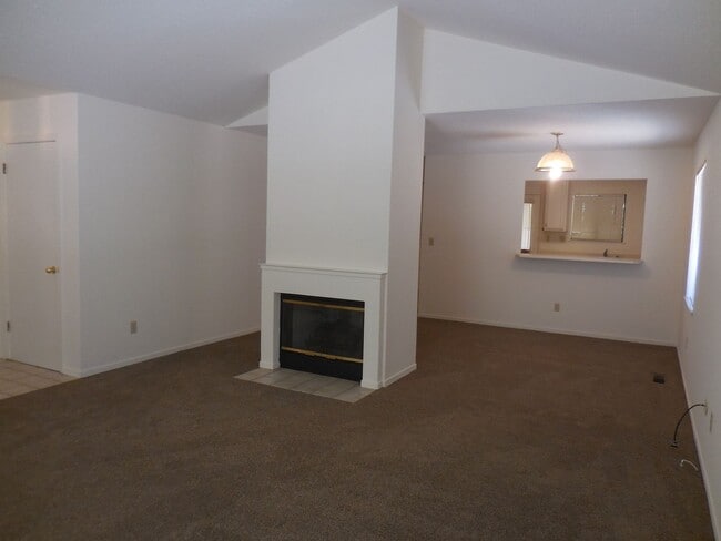 Foto del edificio - Spacious 2-Bedroom, 2-Bath Single-Story Du...