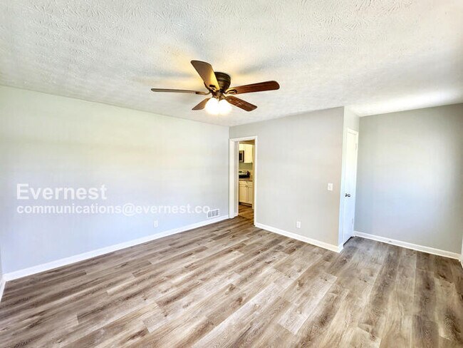 Foto del edificio - 512 Meadowbrook Dr