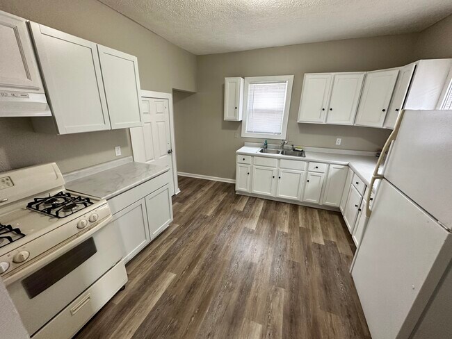 Building Photo - 409 8th St