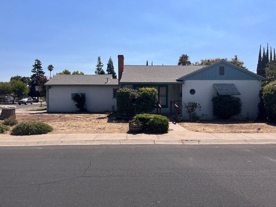 Foto principal - Available Now!! 2 bedroom 1 bath home