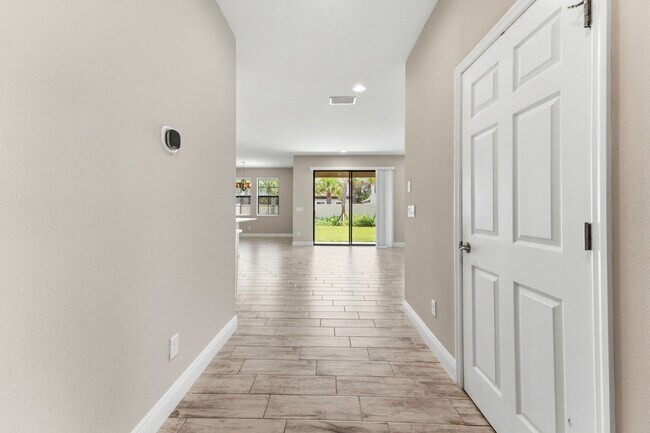 Foto del edificio - Absolutely Stunning 4 BR + LOFT + OFFICE/2.5 Bath/2 Car Garage home in Starkey Ranch!