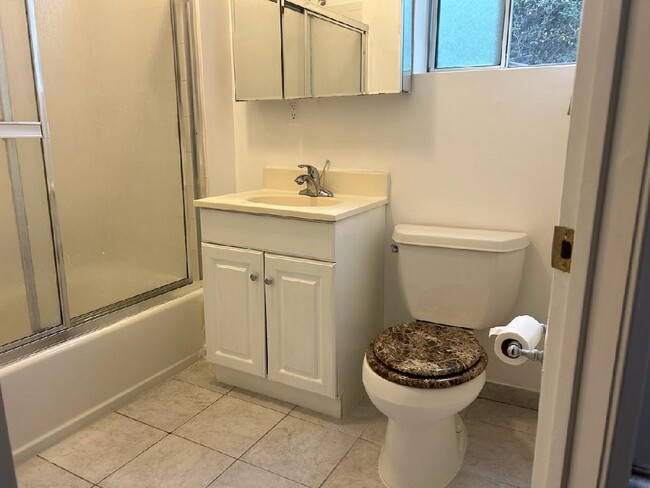 Full Bathroom - 4422 San Blas Ave