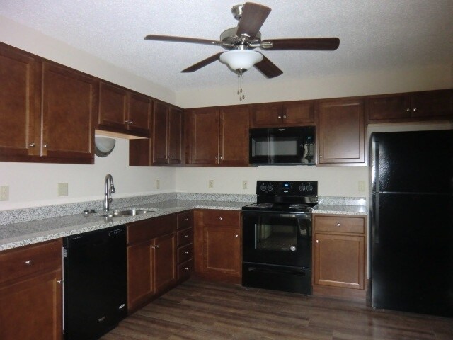 Primary Photo - 7 Cherry Tree Ln