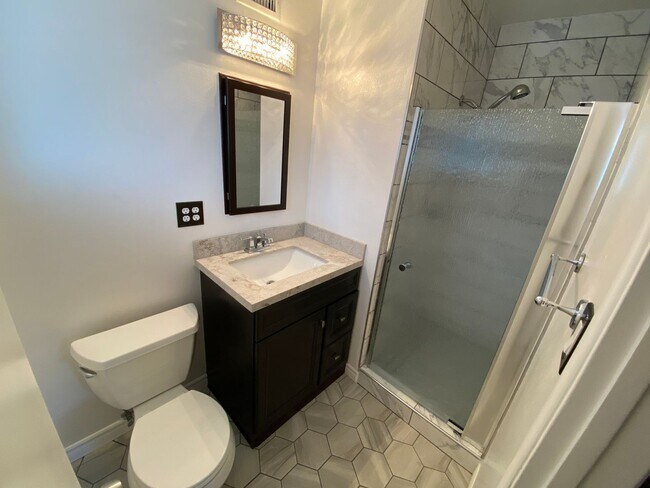 Building Photo - 5 Rooms, Great Covered Patio!! (Lease out,...