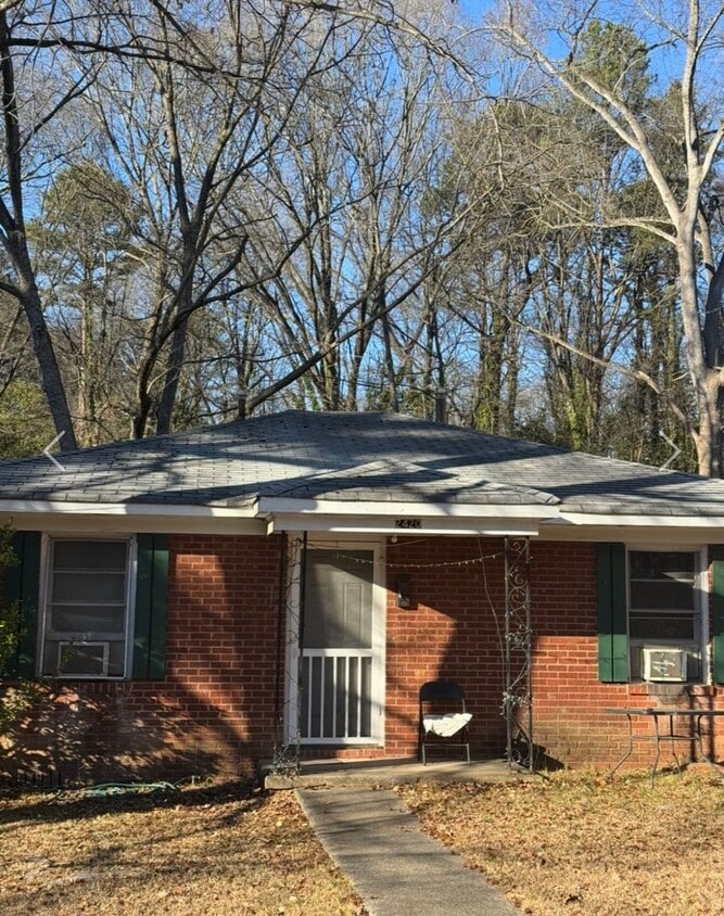 Building Photo - 2423 Crestview Dr