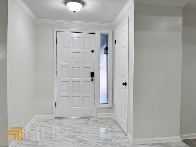 Building Photo - 9985 Lake Forest Way