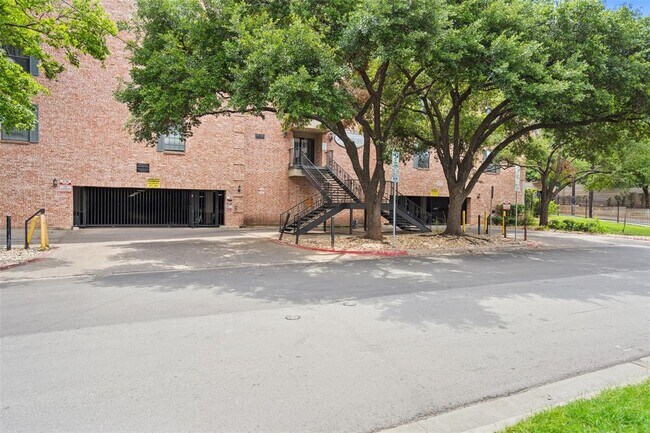 Building Photo - 2401 Leon St