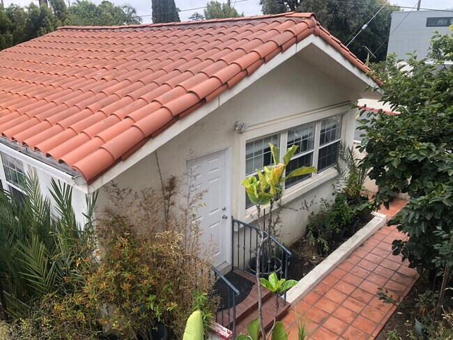 Foto del edificio - 12621 Victoria Ave