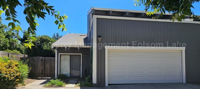 Building Photo - Spacious 3 bedroom 2.5 bath in South Davis