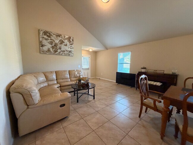 Foto del edificio - Room in Single Family Home on Bettylou Ln
