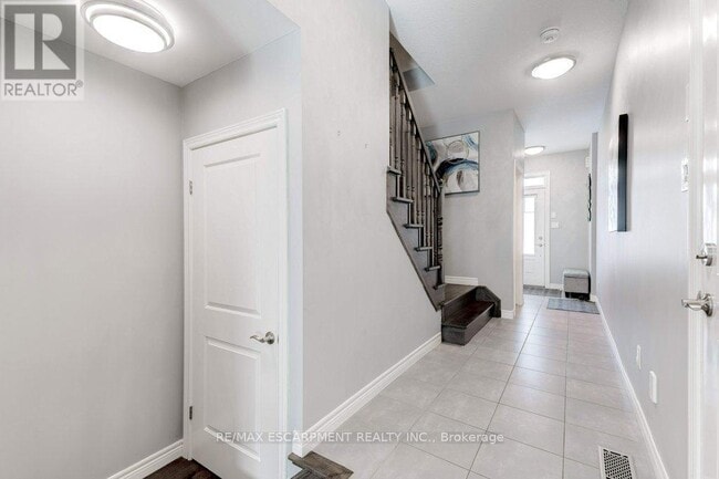 Building Photo - 98-98 Shoreview Pl